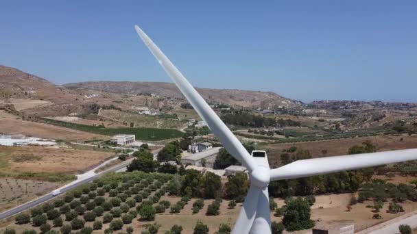 Bílé Vrtule Větrných Turbín Rotující Proti Jasné Bleu Sky Během — Stock video
