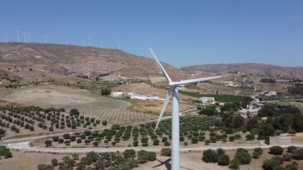 Convertisseur Énergie Éolienne Dans Parc Éolien Avec Paysage Oliveraies Arrière — Video