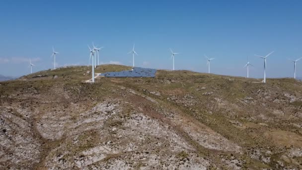 Vue Aérienne Panoramique Parc Turbines Des Panneaux Solaires Sur Montagne — Video