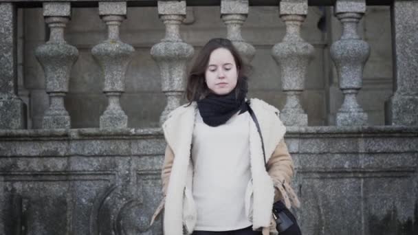 Young Female Tourist Warm Clothing Walking Steps Front Historical Building — Vídeo de Stock