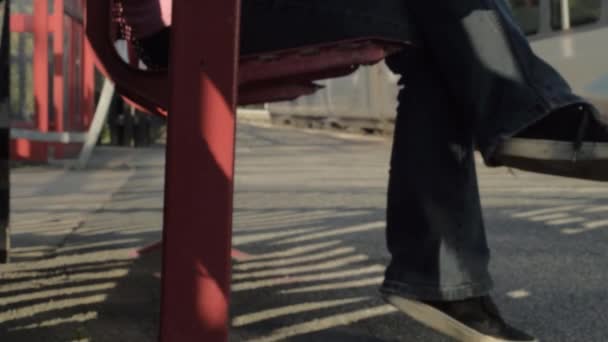 Tren Orta Mesafeden Giderken Bacaklar Tren Platformunda Oturuyor — Stok video