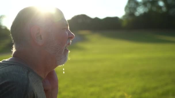 Zpomalený Pohyb Slunečné Scény Muže Kýchání Ukazující Aerosol Pomocí Vodní — Stock video