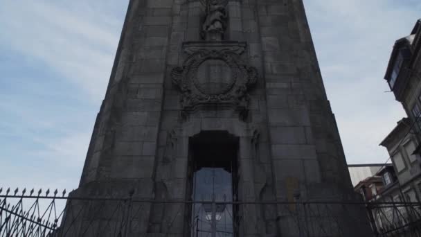 Vista Inclinada Hacia Arriba Una Torre Iglesia Vallada Con Nubes — Vídeos de Stock