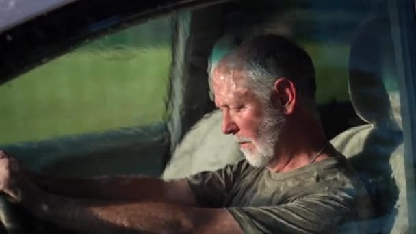 Sehr Trauriger Mann Sitzt Auto Und Kämpft Mit Depressionen Als — Stockvideo