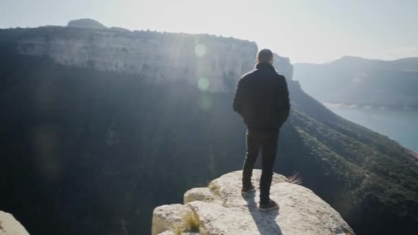 Caucasian Man Standing Dangerously High Edge Sensational Scenic Views Mountain — Vídeo de Stock