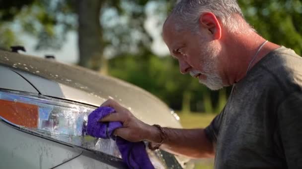 Profile Closeup Funny Man Washing Car Headlights Spraying Water His — 图库视频影像