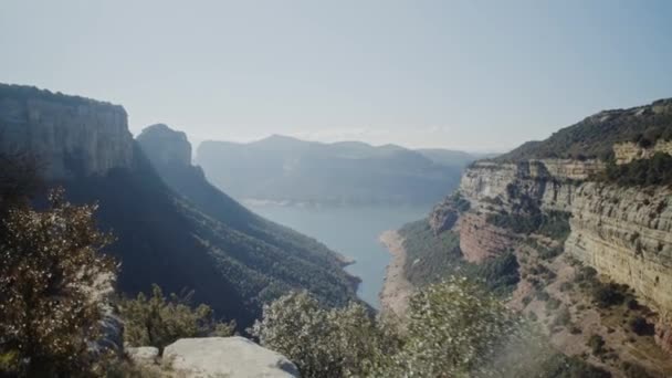 Scenic Landscape View Cliffside Edge Overlooking Mountain Ranges Blue Lake — Vídeo de Stock