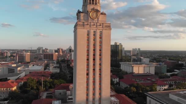 Lento Disparo Avión Tripulado Torre Con Región Montañosa Centro Ciudad — Vídeos de Stock