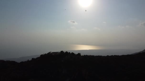 Silhouette Aérienne Scène Colline Forestière Par Matin Ensoleillé — Video