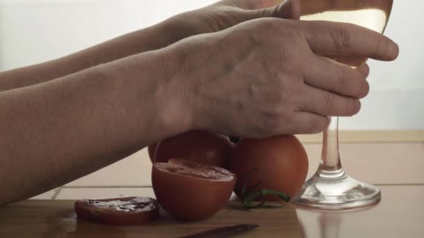 Copo Mão Segurando Vinho Branco Lanche Tomates Videira Frescos — Vídeo de Stock