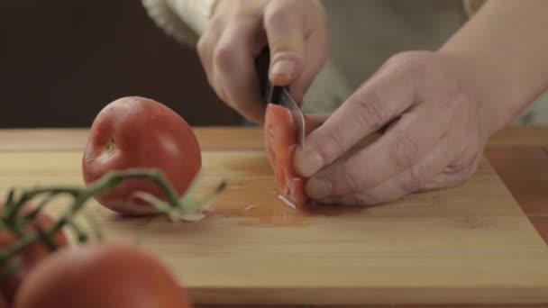 Mãos Cortando Tomates Videira Fresca Tábua Corte Close Shot — Vídeo de Stock