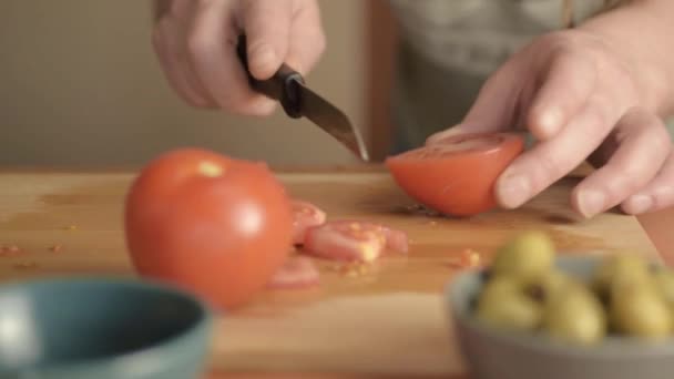 Mãos Cortando Tomates Videira Frescos Tábua Corte Com Azeitonas Close — Vídeo de Stock