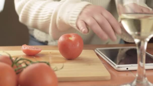 Ruce Krájení Čerstvých Vinných Rajčat Kuchyni Receptem Tablet Střední Snímek — Stock video