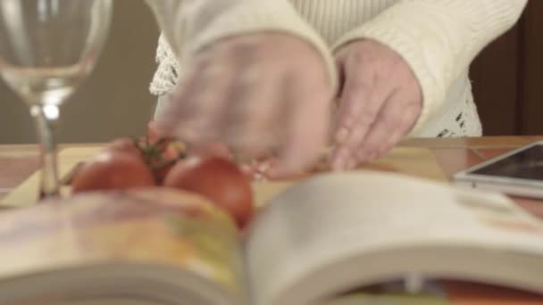 Χέρια Κοπής Φρέσκες Ντομάτες Αμπέλου Στην Κουζίνα Βιβλίο Συνταγών Close — Αρχείο Βίντεο