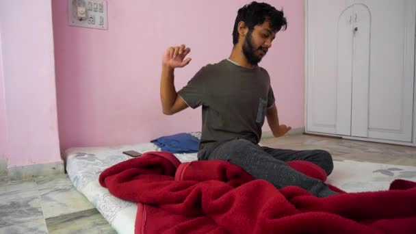 Молодой Человек Один Доме Пендемии Изоляции Человек Проснулся Утром Один — стоковое видео