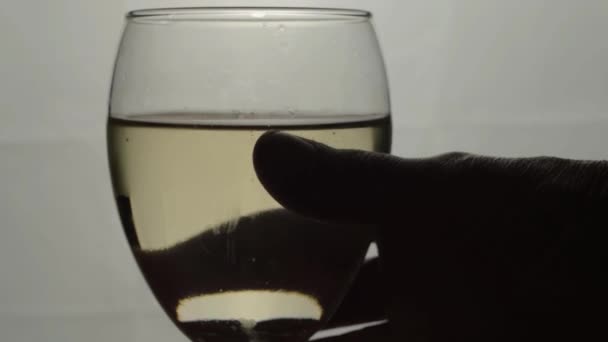 Hand Holding Glas Witte Wijn Silhouet Close Schot — Stockvideo