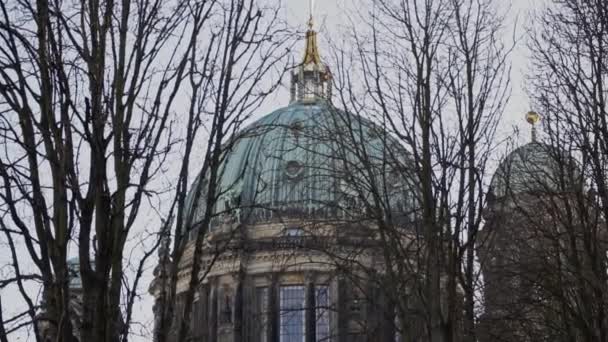 Berlijn Kathedraal Teal Patina Koperen Koepel Dak Met Barokke Architectuur — Stockvideo