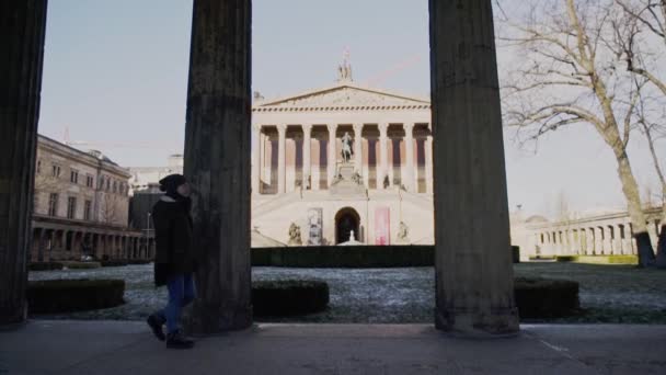 Caucasian Woman Walks Front Tall Stone Columns Imperial Impressive Berlin — Vídeo de stock