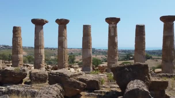 Ancient Roman Columns Standing Tall Ruins Historic Empire Building Aerial — Vídeo de stock