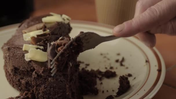 Chocoladetaart Eten Met Een Vork Close Shot — Stockvideo