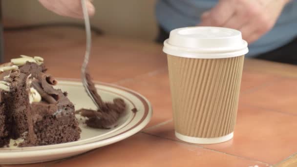 Comer Pastel Chocolate Con Sacar Café Tiro Medio — Vídeos de Stock