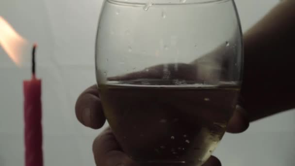 Hand Holding Glas Van Witte Wijn Silhouet Met Kaars Achtergrond — Stockvideo