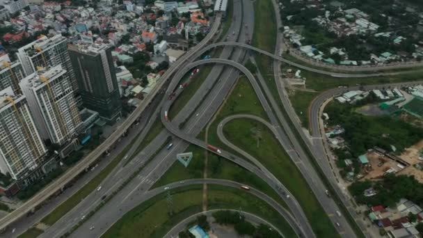 Lginç Kavşaklı Yollar Trafik Ile Otoyol Kavşağının Yukarıdan Aşağı Havadan — Stok video