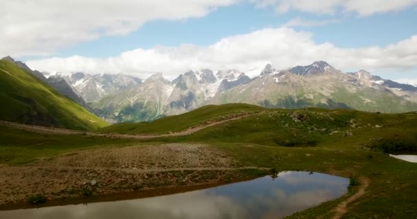 Hike Calm Lake Koruldi Lakes Mestia Green Fresh Highlands Hill — Vídeos de Stock