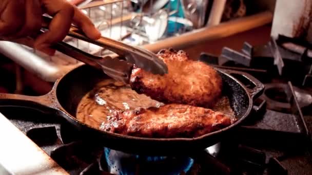 Chef Commercial Kitchen Truning Pan Fried Chicken Breasts Tongs Handheld — Videoclip de stoc