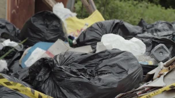 Illegaal Afval Afval Gedumpt Het Platteland Close Schot — Stockvideo