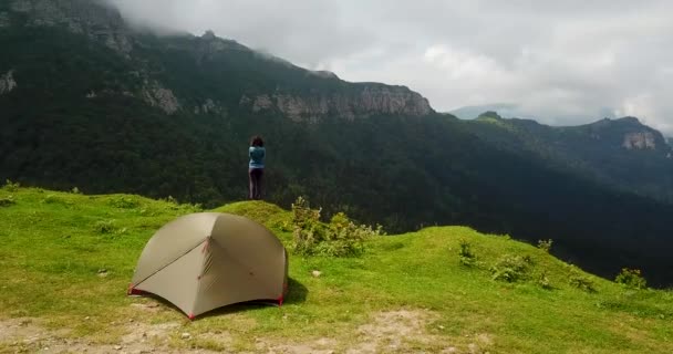 360 Degree Shot Traveler Tourist Girl Stands Road Camping Tent — ストック動画