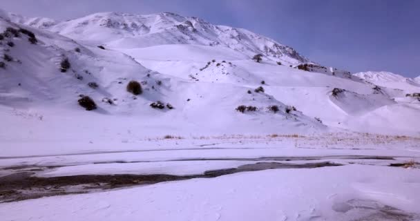 Vola Sul Fiume Ghiacciato Attraente Montagne Coperte Neve Bianca Durante — Video Stock