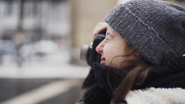 Closeup Young Female Photographer Taking Pictures Dslr Camera Isolated Blurred — Vídeo de stock