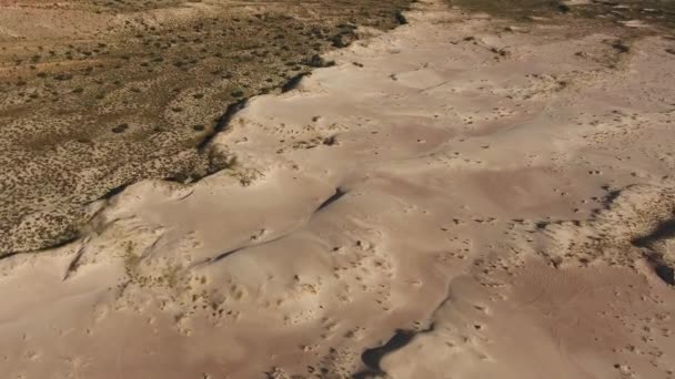 Αεροφωτογραφία Τεράστιων Αμμόλοφων Ανάμεσα Βραχώδη Βουνά Στην Άνυδρη Περιοχή Του — Αρχείο Βίντεο
