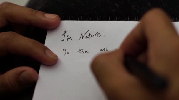 Одинокий Молодой Человек Пишет Письмо Изоляции — стоковое видео