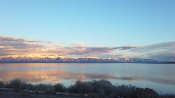 Utah Mountains Mirrored Lake Sun Goes Foreground Wizzes — Stock videók