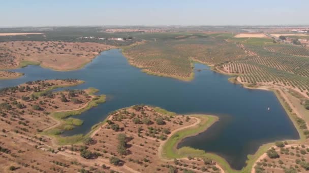 Vista Aérea Del Lago Natural Con Hermoso Paisaje Desértico Durante — Vídeos de Stock