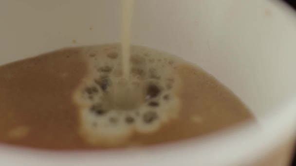 Свіжозаварювана Кава Машинного Наповнення Чашки Макросерії — стокове відео