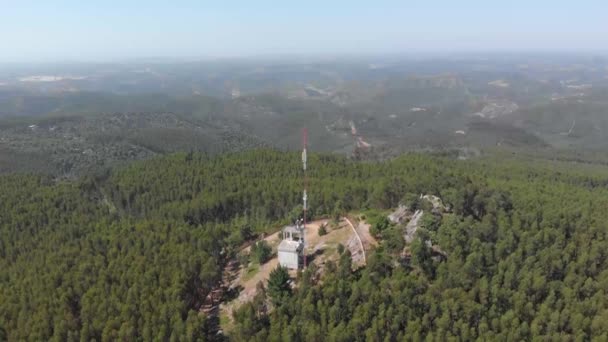 Descending Aerial Shot Telecommunication Radio Tower Mast Surrounded Natural Forest — Vídeos de Stock