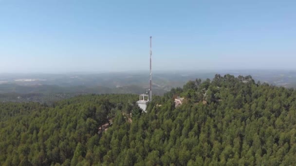 Aerial View Radio Mast Top Monchique Mountain Landscape Sunny Day — Vídeo de stock