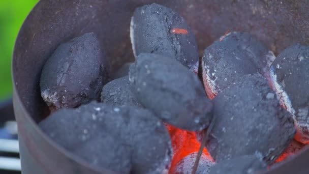 Ciepłe Świecące Węgiel Leżące Siebie Metalowym Pojemniku Ogień Iskry Dochodzą — Wideo stockowe