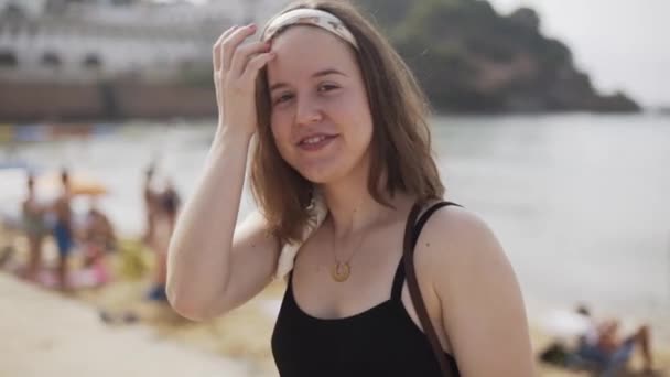 Prachtig Meisje Straalt Alle Innerlijke Fysieke Schoonheid Uit Aan Kust — Stockvideo