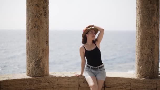 Attractive Girl Posing Front Priceless Stunning Scenery Costa Brava Catalonia — Αρχείο Βίντεο