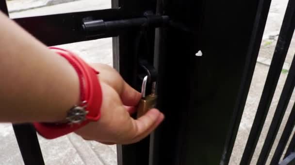 Χέρια Αφαιρώντας Ένα Λουκέτο Κλειδί Και Άνοιγμα Της Πύλης Κλείσε — Αρχείο Βίντεο