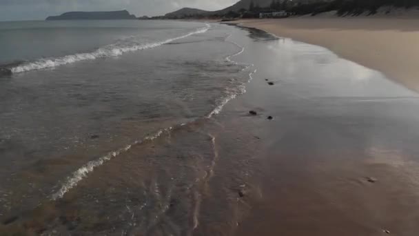 Volo Sopra Onde Serene Dell Oceano Che Infrangono Sulla Spiaggia — Video Stock