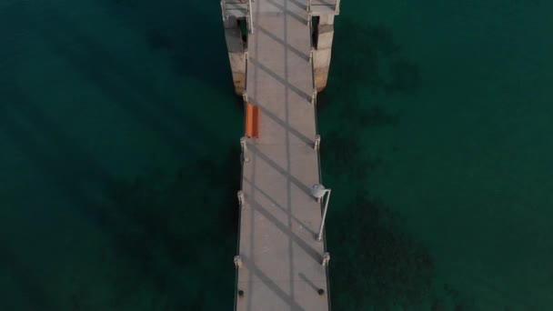 Vuelo Por Encima Del Muelle Cemento Vacío Desolado Isla Porto — Vídeo de stock