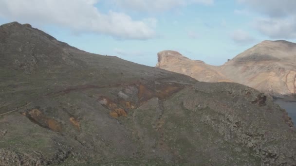 Panoramic Pan View Arrid Landscape Ponta Loreno Revealing Atlantic Ocean — 图库视频影像