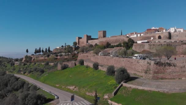 Beautiful Medieval Downtown Village Monsaraz Hilltop Green Countryside Landscape Cloudless — Stock Video