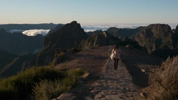 Asian Young Girl Walks Stone Path Clouds Pico Ariero Trail — Αρχείο Βίντεο