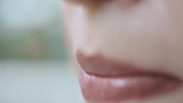 Extremely Close Headshot Female Face Sensually Pursing Lips Lip Gloss — Stok Video
